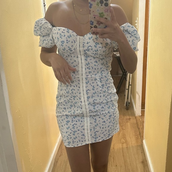 PrettyLittle Thing Floral dress in Size 4 - Picture 6 of 7